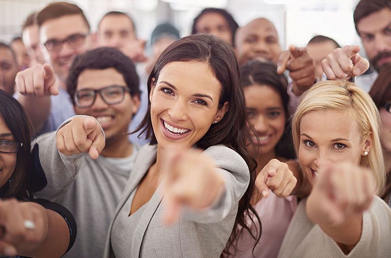 Bir grup çalışan sizi işaret ediyor