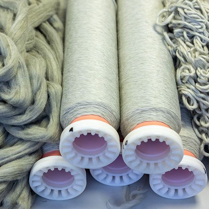 Sliver and roving yarn made of a blend of recycled fibers and virgin cotton