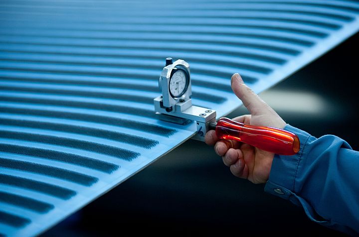 Service equipment for spinning machinery