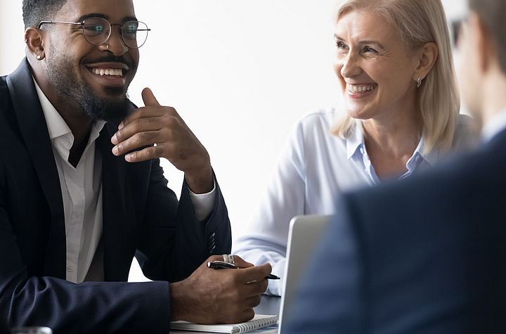 Symbol: Business people in a discussion. The image symbolizes Rieter's stakeholder engagement.