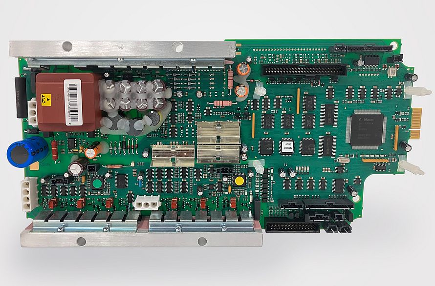 Motherboard von Autoconer 338-Spulstelle nach präventiver Vor-Ort-Reparatur.