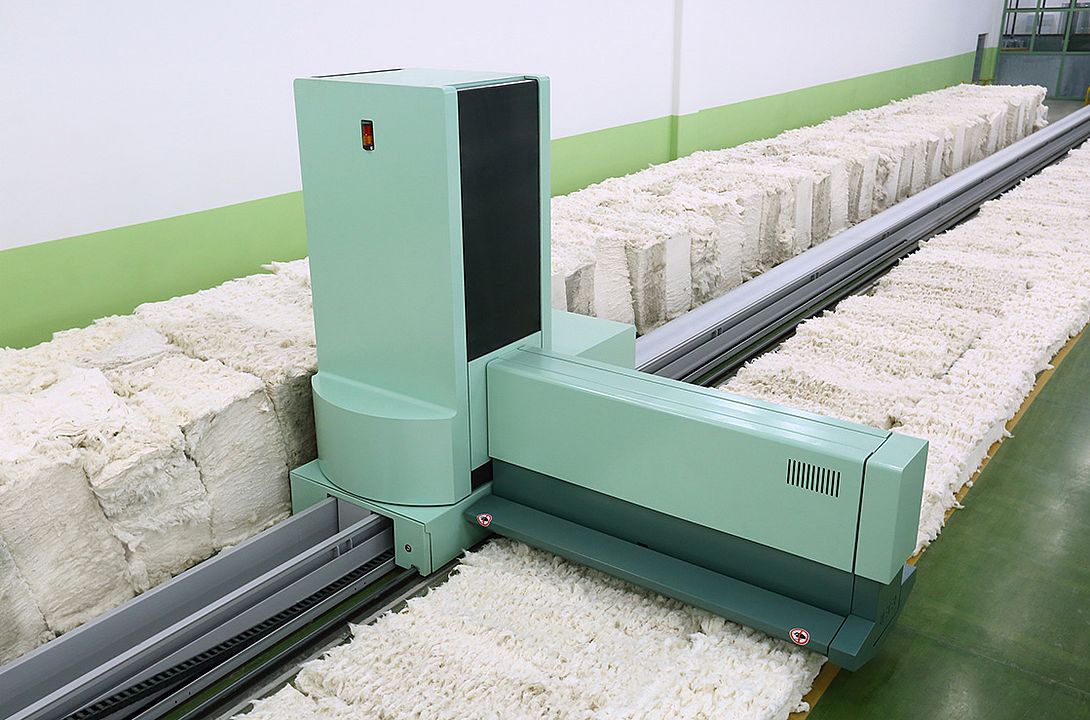 UNIfloc A 12 – The Automatic Bale Opener from Rieter UNIfloc A 12 during bale opening in the spinning mill