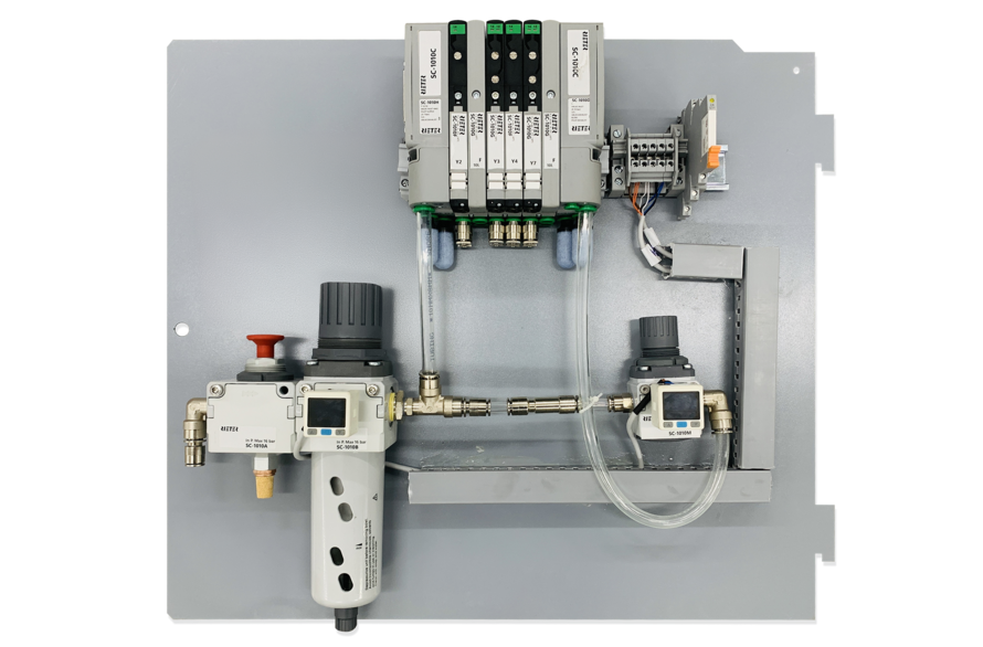 Gezeigt wird die vormontierte modulare Pneumatikschaltschrank-Baugruppe, die sich einfach in die Rieter-Regulierstrecke integrieren lässt. 