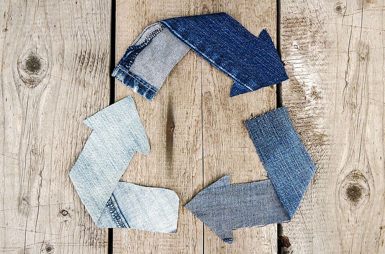 Aus Textilabfall geschaffenes Recycling-Symbol