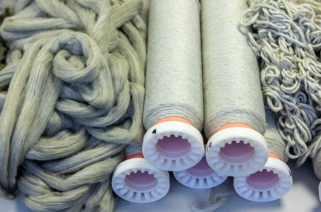 Sliver and roving yarn made of a blend of recycled fibers and virgin cotton