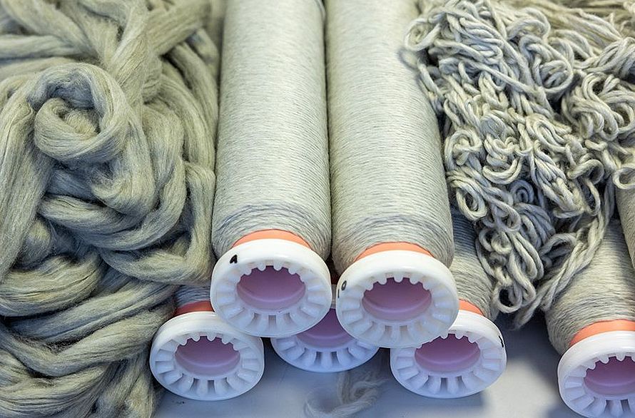 Sliver and roving yarn made of a blend of recycled fibers and virgin cotton