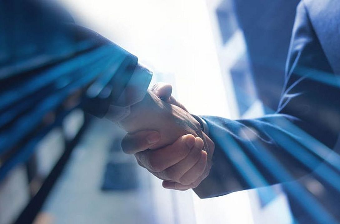 investor relations Symbol: Businessmen shaking hands